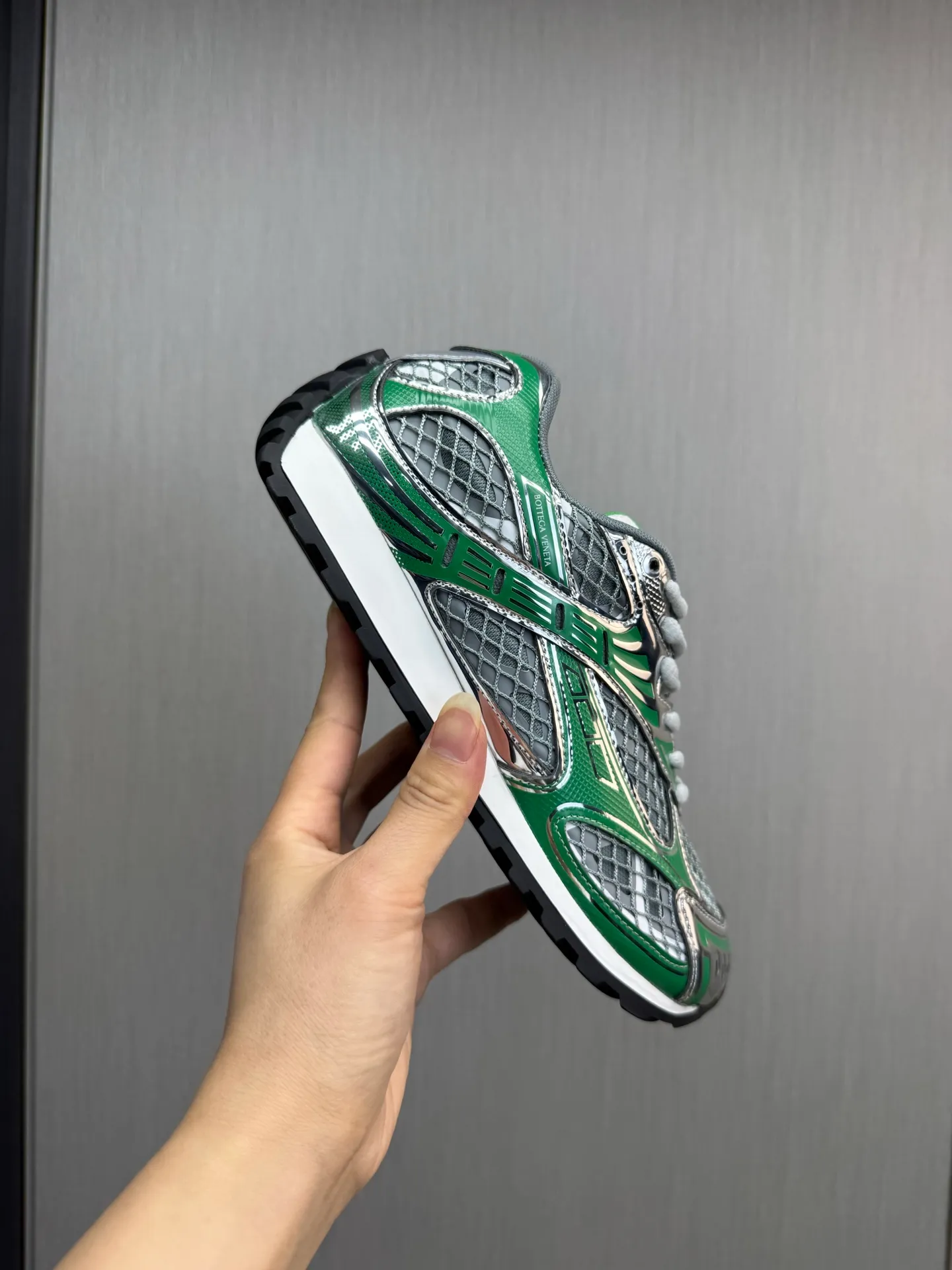 Men's men's shoes 💰620💰 BV top version 𝘽𝙊𝙏𝙏𝙀𝙂𝘼 𝙑𝙀𝙉𝙀𝙏𝘼 Orbit sneakers Wang Yibo same style couple style dad shoes 🩷💚 Runner sneakers, made of lightweight technical mesh fabric. Features a geometric patterned rubber outsole. Pay attention to the package craftsmanship ❕ High version shipping ❗️ Very nice, durable to play with and durable to make ✔️ Standard version 💯💯 The outsole is made of color-blocked TPU outsole. Women’s model 35-41 (40 41 customized) Men’s model 39-46 (45.46 customized) Equipped with original packaging